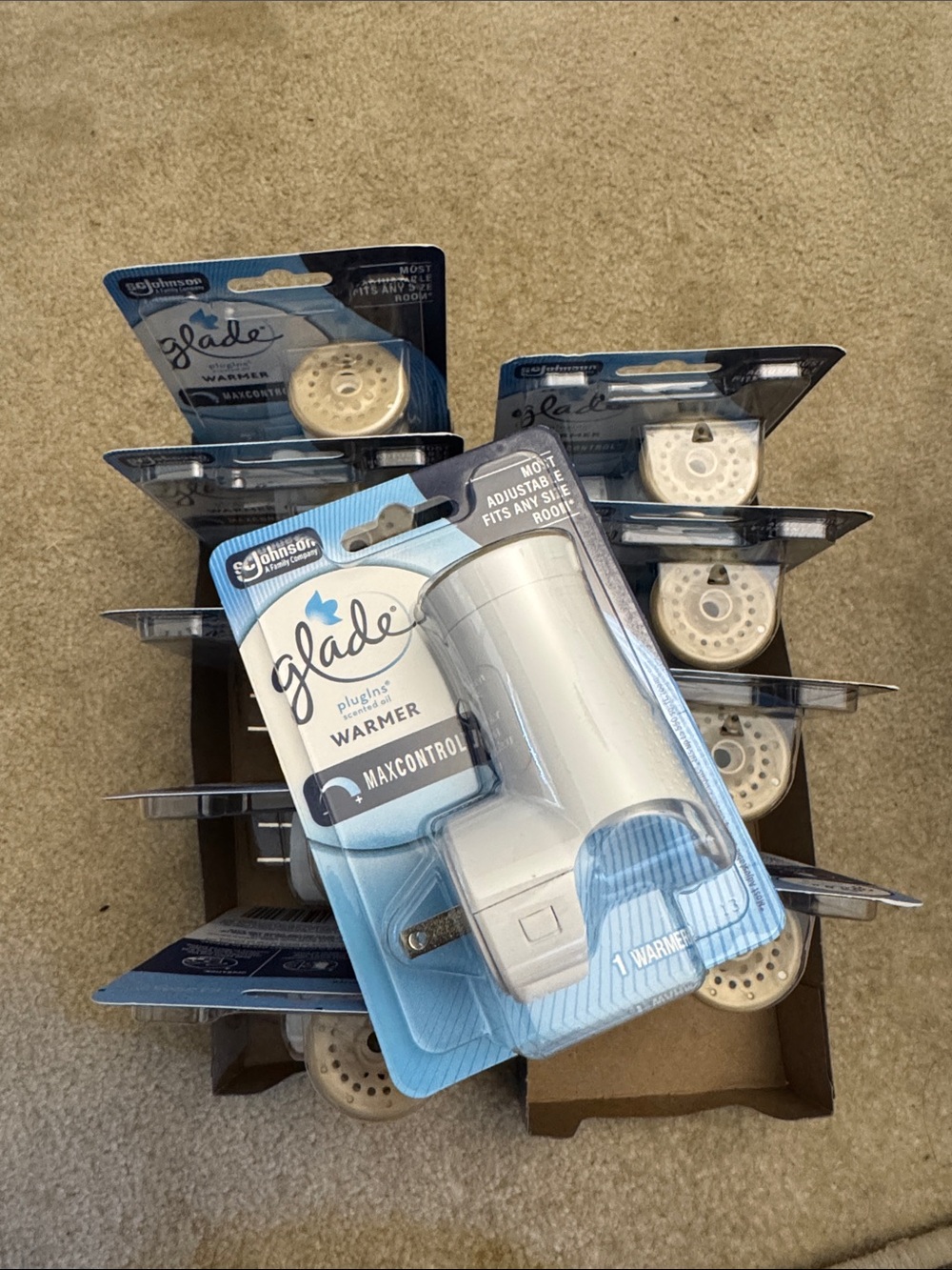 Glade 10 White PlugIns Warmer with Beige Refill Discs